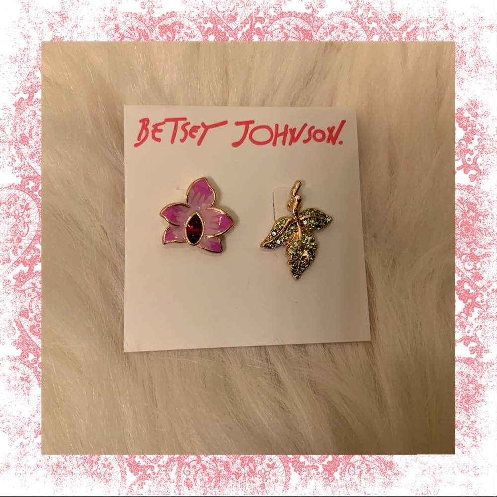 Betsey Johnson Mismatched Leaf Earrings- NWT